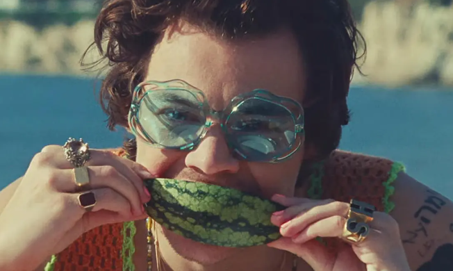 Review Makna Lagu Watermelon Sugar: Manisnya Musim Panas