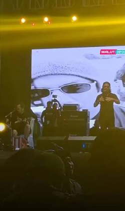 Penampilan live band rock sukses menghidupkan suasana konser.